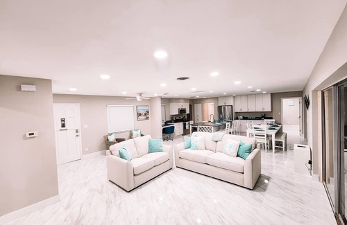 North East Park House | Coastal Getaway in St. Petersburgnn