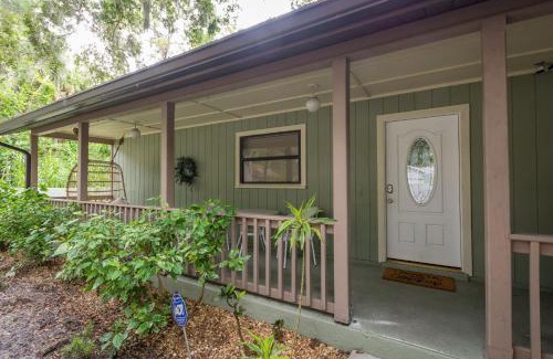 Ridge Wood Heights House | Coastal Getaway minutes from Siesta Key Beach