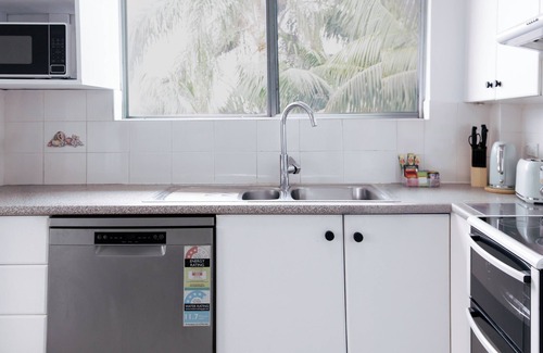 Dee Why Apartment | Coastal getaway,Tropical palms Dee Why