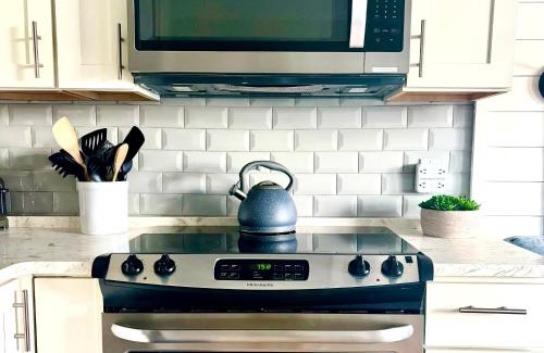 Hilton Head Island Apartment | Coastal King Beach Flat Convenient to Everything!
