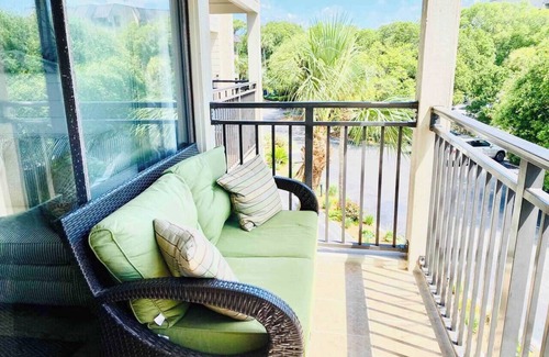 Hilton Head Island Apartment | Coastal King Couples Retreat Oceanfront Beach Property Convenient to Everything!