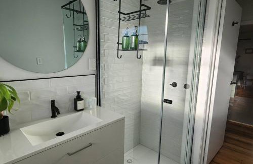 North Shore House | Coastal, Light-filled, Spacious Family-friendly