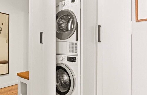 Bondi Junction Apartment | Coastal Living in Convenient Art Deco Apartment