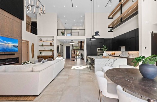 Arlington Park House | Coastal Luxe, Spacious 5bedroom house 5miles to Siesta with saltwater pool, WiFi