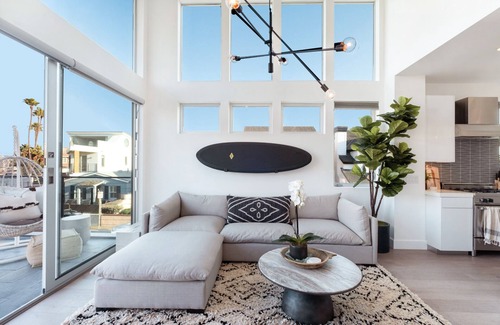 West Newport House | Coastal Luxury, Ocean & Harbor Views, Dog-friendly, A/C & Rooftop Deck & Firepit