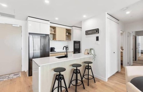 Burleigh Heads Apartment | Coastal Paradise | Pool, Gym & Outdoor Shower