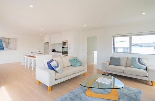 Matarangi House | Coastal Pearl - Matarangi Holiday Home