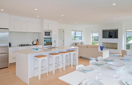 Matarangi House | Coastal Pearl - Matarangi Holiday Home