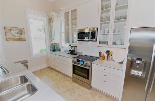 The Shores Cottage | Coastal - Private Home Close To Beach & Bay 2 Bedroom Home by RedAwning