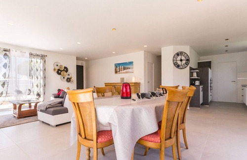 Asserac Cottage | Coastal Retreat: Modern Home 100m from Sea, Close to Shops, Spacious Garden, WiFi, Baby-Friendly