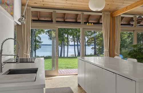 Freeport House | Coastal Serenity Meets Modern Elegance - a Retreat for Relaxing or Working