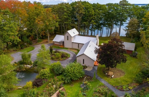Freeport House | Coastal Serenity Meets Modern Elegance - a Retreat for Relaxing or Working