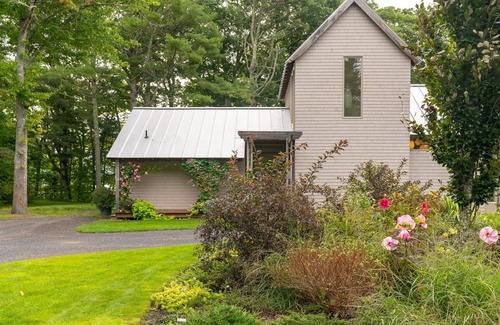 Freeport House | Coastal Serenity Meets Modern Elegance - a Retreat for Relaxing or Working