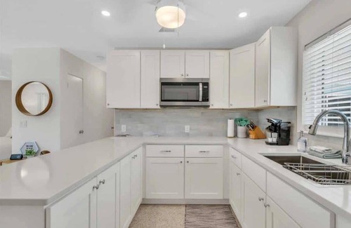 Laurel Apartment | Coastal Studio Getaway|5 Min to Beach|Pool+Peloton