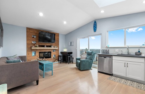 Genesee House | Coastal Style Cabana in West Seattle w/Downtown & Mountain Views