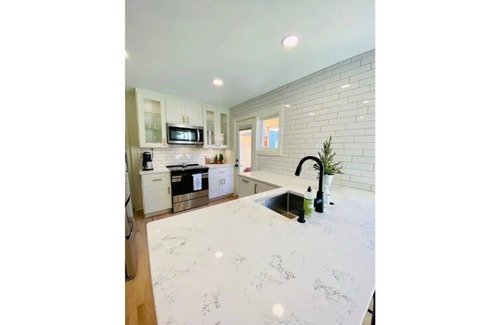 Grandview Heights House | 💫Coastal Style in the City - Close to Everything!💫