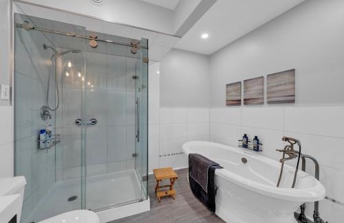 Leamington House | Coastal Suite #1 Cozy Suite #2 - Seacliff Beach Suites