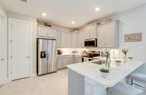 Venice Villa | Coastal Venice Villa with Patio and Resort Amenities!