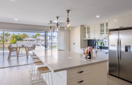 Runaway Bay House | Coastal Vibe Waterfront Villa Close to Surfers