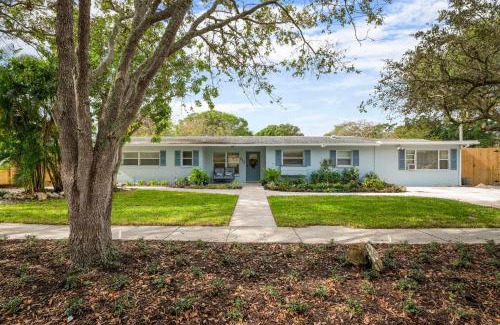 West Bradenton House | Coastal Vibes! Tropical heated pool home short drive to the beach