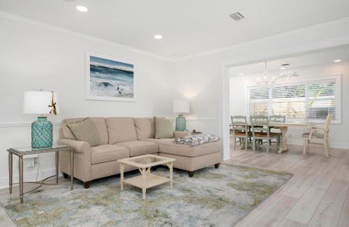 West Bradenton House | Coastal Vibes! Tropical heated pool home short drive to the beach