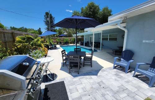 West Bradenton House | Coastal Vibes! Tropical heated pool home short drive to the beach