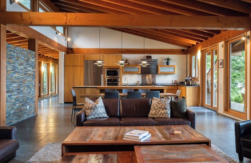 Tofino House | Coastal View-Waterfront, Tranquil, Hot Tub, Sauna!