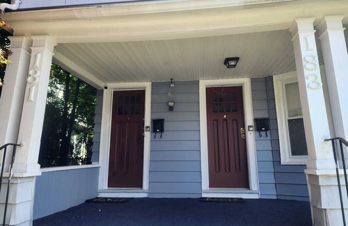 Brooklawn - St. Vincent Apartment | Coastal Work and Rest Retreat, 4-bedroom apartment with Free WiFi in Bridgeport