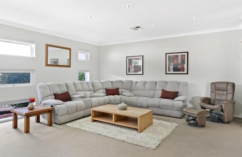 Upper Coomera House | Coaster By Khove