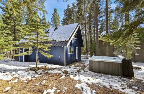 Carnelian Bay House | Cobalt Cabin by Tahoe Getaways - Beautifully Remodeled Pet Friendly 3 BR with Hot Tub & EV