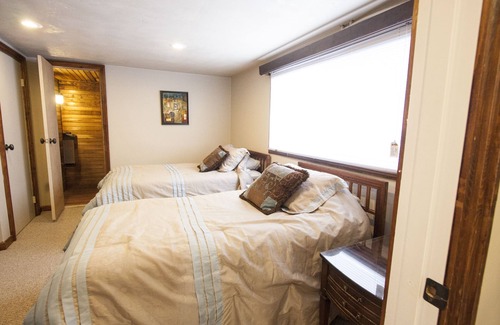Cardston Bed & Breakfast | Cobblestone Manor B&B