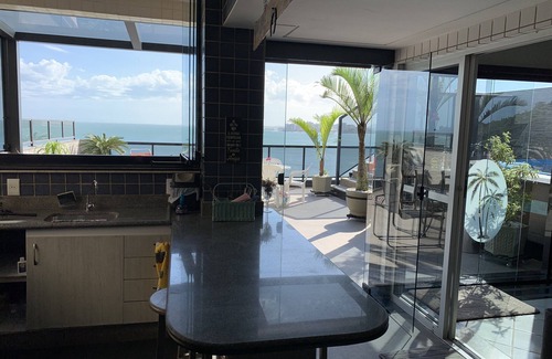 Praia do Morro Apartment | Cobertura de luxo de frente à Praia do Morro, 4 qts, churrasq, piscina, sauna