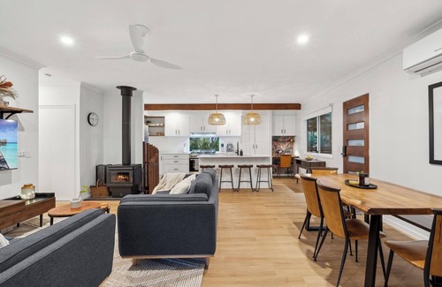 Wongawallan House | Cockatoo Cottage cosy creek retreat near theme parks and Mount Tamborine