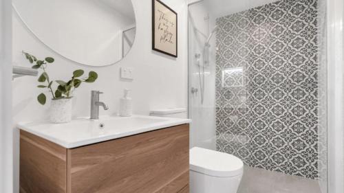 Repton House | Cockatoo - Sleeps 5, Luxe Riverside Retreat