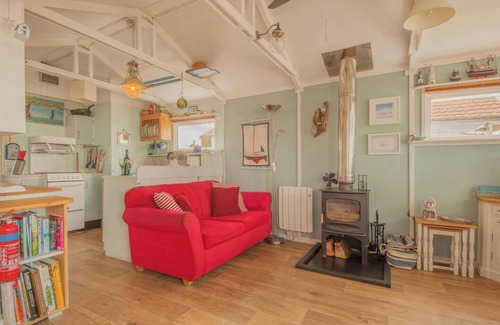 Whitstable Ski Chalet | Cockle Cottage is a 2 bedroom chalet on the beach giving you the feel of peace and tranquility.
