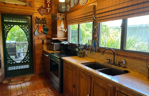 Placida House | Coconut Hideaway: Beachfront Bliss! Caribbean charm, dock and free kayaks!