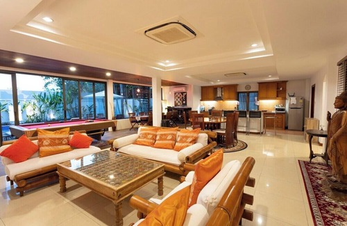 Chalong House | Coconut Palms: huge swimming pool and pool table!