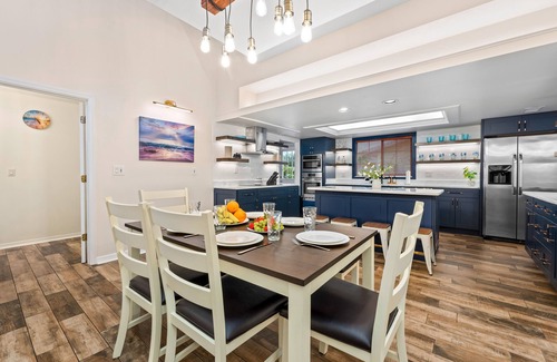 Bay Crest Park House | Cocoon Island Villa – Luxury 5 BDR Waterfront Home w/kayaks & hottub