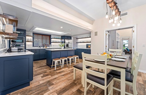 Bay Crest Park House | Cocoon Island Villa – Luxury 5 BDR Waterfront Home w/kayaks & hottub