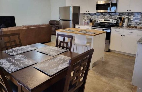Oatmeal House | Coffee & tea bar, wine bar. New appliances. Extended stays allowed. KING BED.