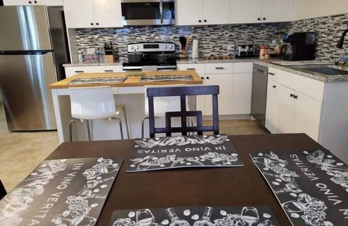 Oatmeal House | Coffee & tea bar, wine bar. New appliances. Extended stays allowed. KING BED.