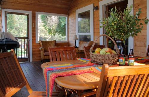 Willow Creek Hotel | Coho Cottages