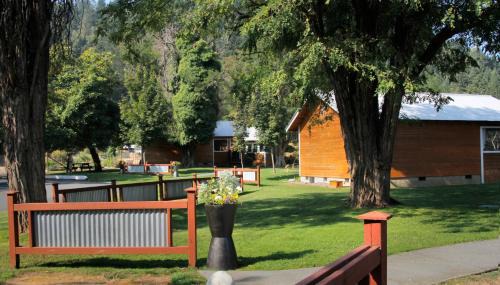 Willow Creek Hotel | Coho Cottages