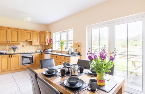 Dingle House | "cois Chnoic" - Set Along The Hills Of Dingle Town