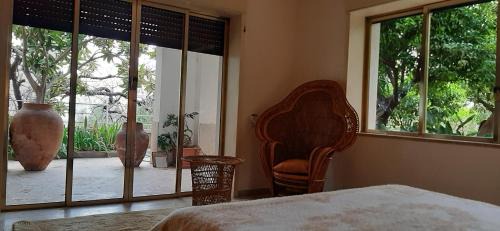 Milazzo Apartment | Colazione in giardino con vista mare
