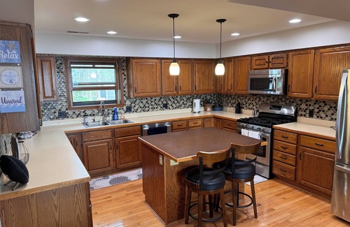 Coldwater House | Coldwater Lake Spacious Lake Drive Getaway