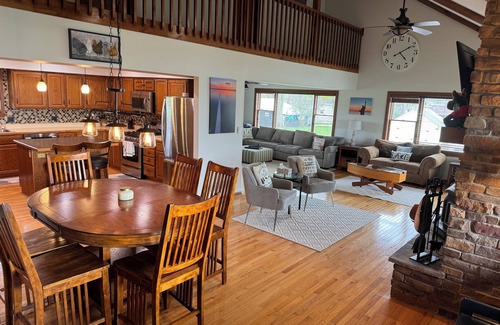 Coldwater House | Coldwater Lake Spacious Lake Drive Getaway