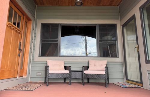 Coldwater House | Coldwater Lake Spacious Lake Drive Getaway