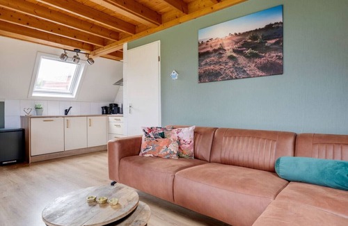 Zwiggelte House | Collared Redstart | Bungalow with fine green garden