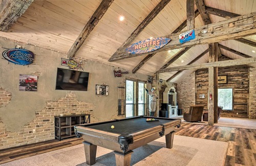 Wellborn House | College Station Getaway w/ Pool Table + Bar!